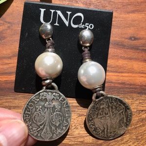 Uno de 50 Alexandria earrings